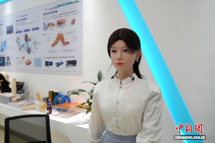 8月4日に撮影された、フレキシブル電子皮膚を搭載した人型ロボットのモデル。撮影・張俊