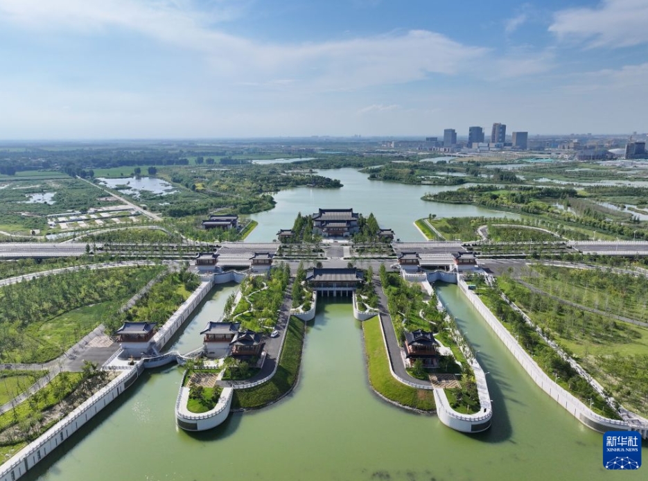 雄安新区の南河ハブに広がる美しい緑の夏景色　河北省