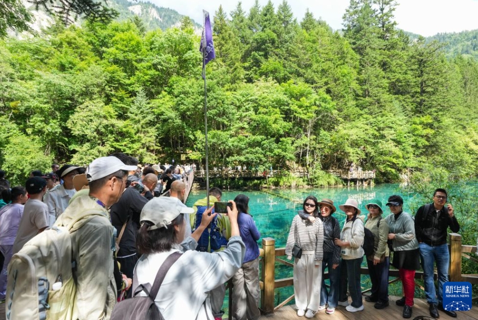 避暑を目的とした外国人観光客で賑わう九寨溝　四川省