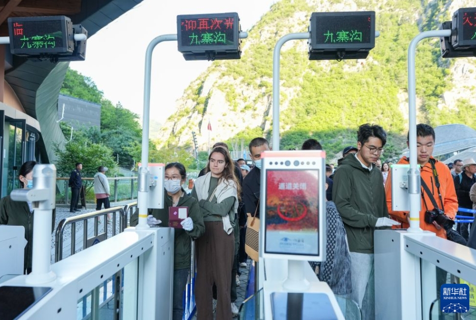 避暑を目的とした外国人観光客で賑わう九寨溝　四川省