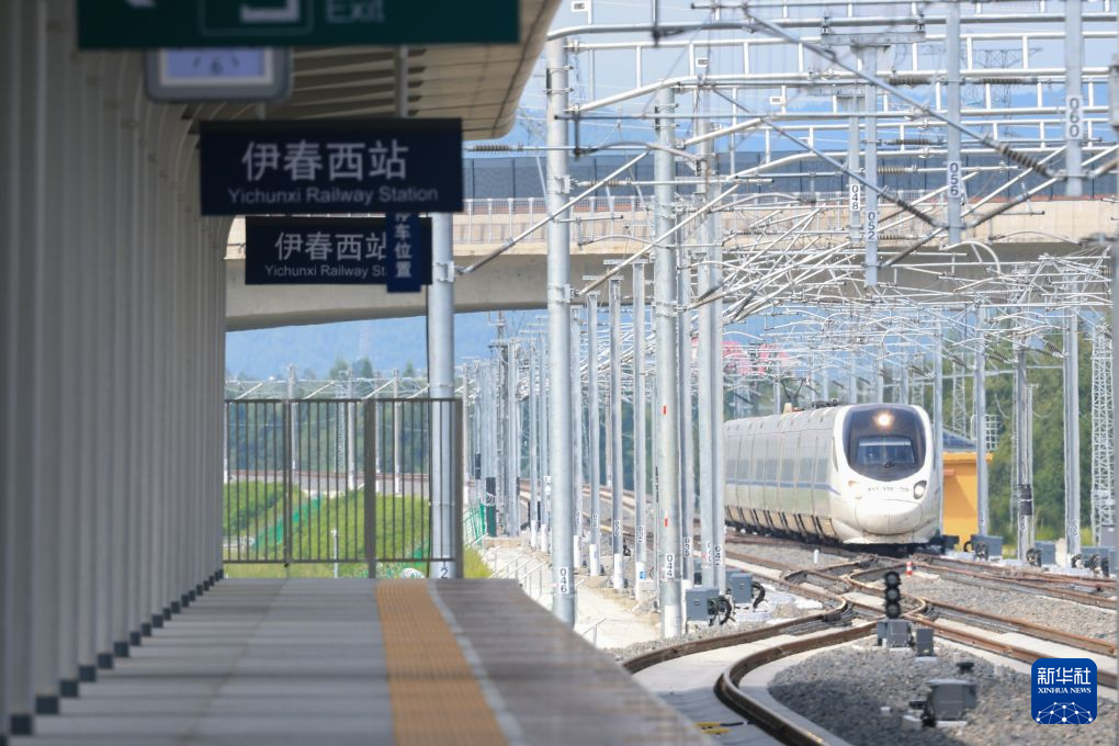 8月6日、哈伊高速鉄道の伊春西駅に到着する高速列車。（撮影・徐率）