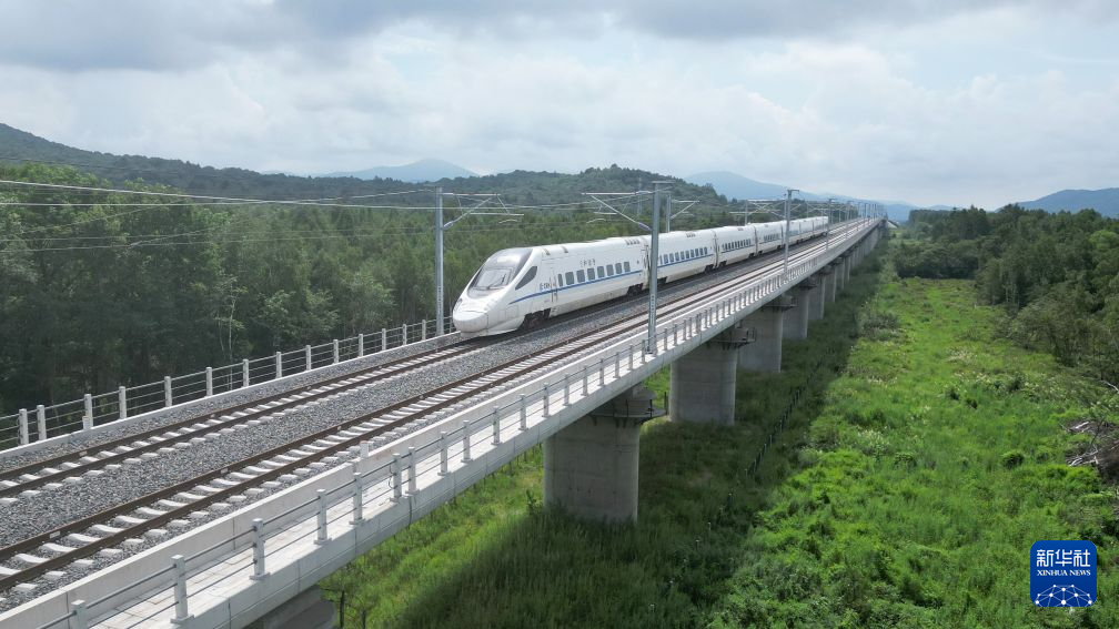 8月6日、走行中の哈伊高速鉄道の高速列車。（ドローンによる撮影・徐率）