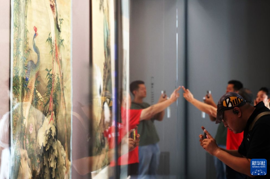 瀋陽故宮文化博物館で、展示品を鑑賞し、写真を撮影する来館者（8月11日撮影・李鋼）。