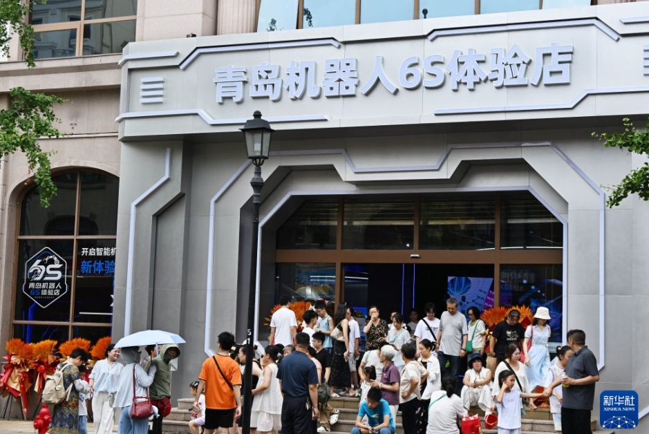 青島市市南区中山路の歩行者天国にオープンした青島ロボット6S体験店（8月11日撮影・李紫恒）。