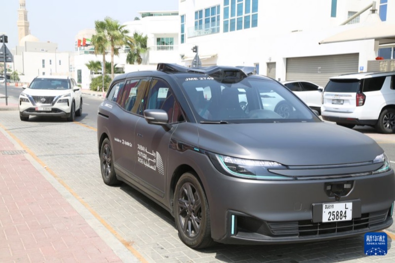 これは7月31日、UAE・ドバイの街頭で撮影された「蘿蔔快跑」の無人運転タクシー。撮影・温新年
