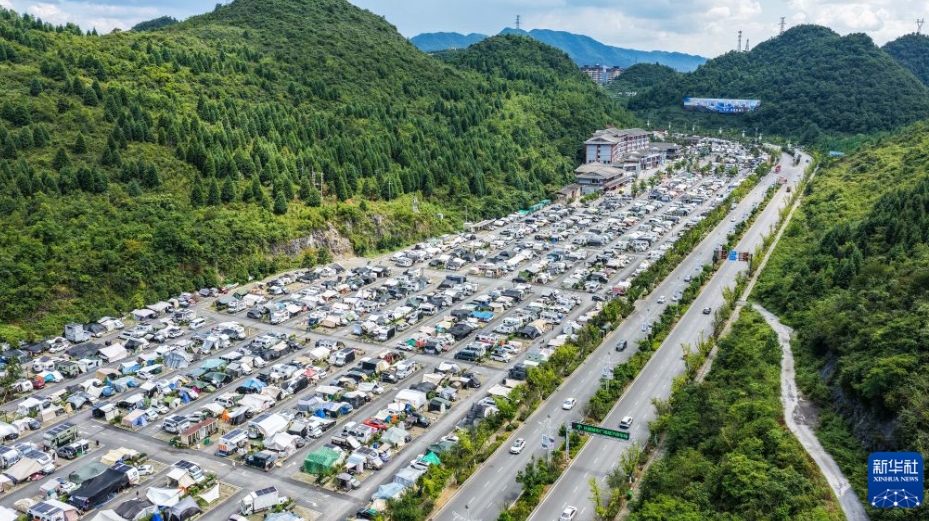 全国各地から来たキャンピングカーが数多く駐車する百里杜鵑オートキャンプ場（8月11日ドローンによる撮影・陶亮）。