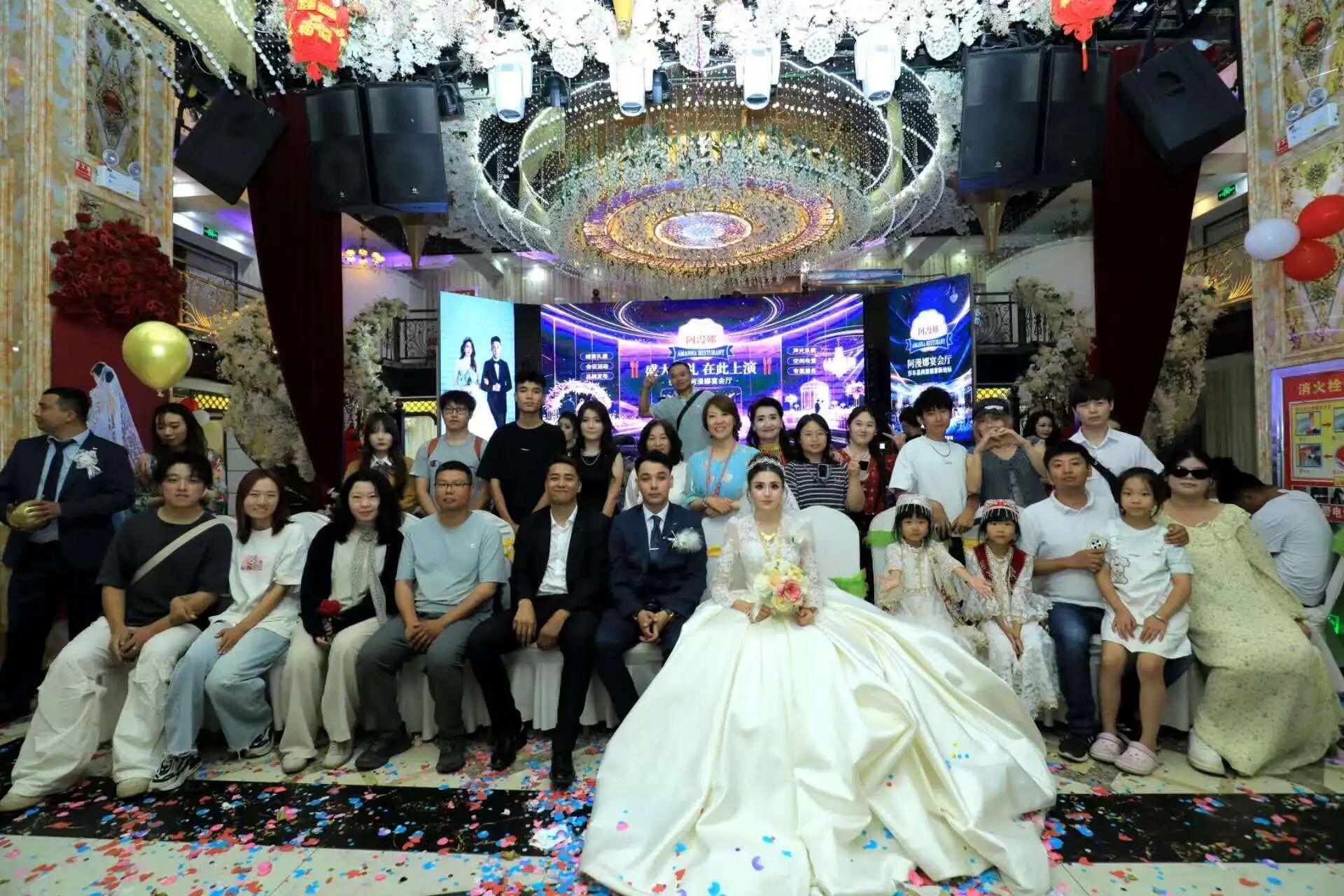 ネットユーザーと記念写真を撮影する新郎新婦（画像は新郎の艾克熱木江・吾麦爾さんが提供）。