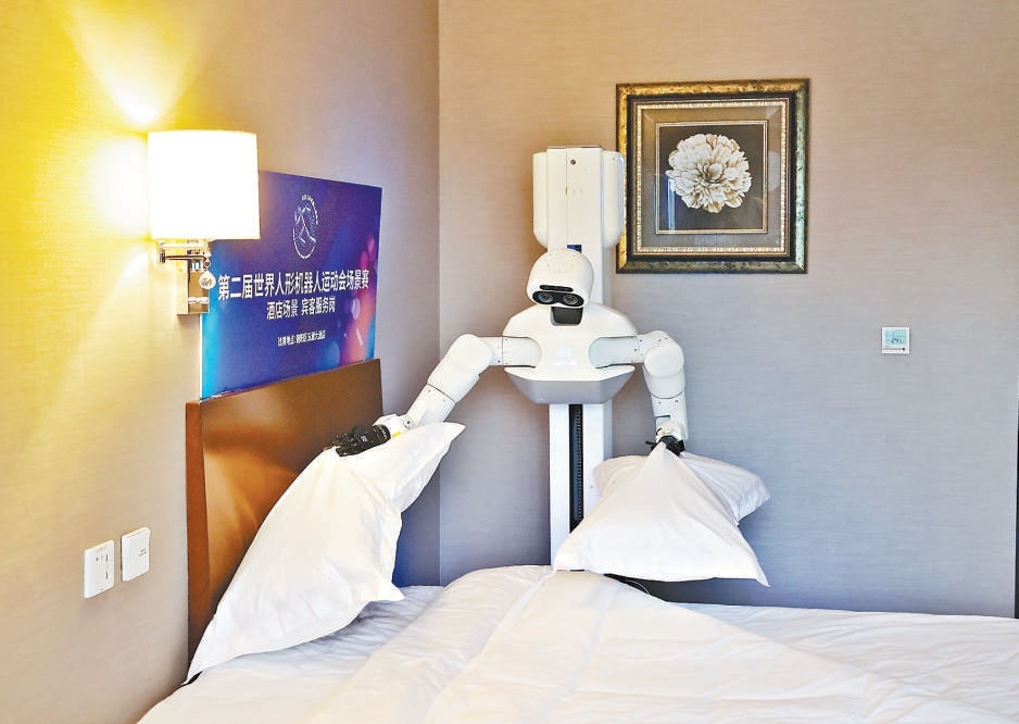 ホテルの客室でベッドメーキング作業を行う人型ロボット。