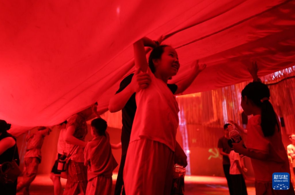貴州長征文化デジタル芸術館の館内を見学する来館者（8月16日撮影・劉続）。