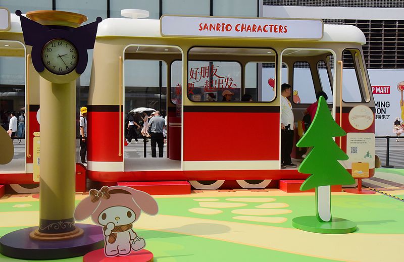 レトロな列車と駅のホームで写真を撮影する市民や観光客（写真著作権はCFP視覚中国所有のため転載禁止）。