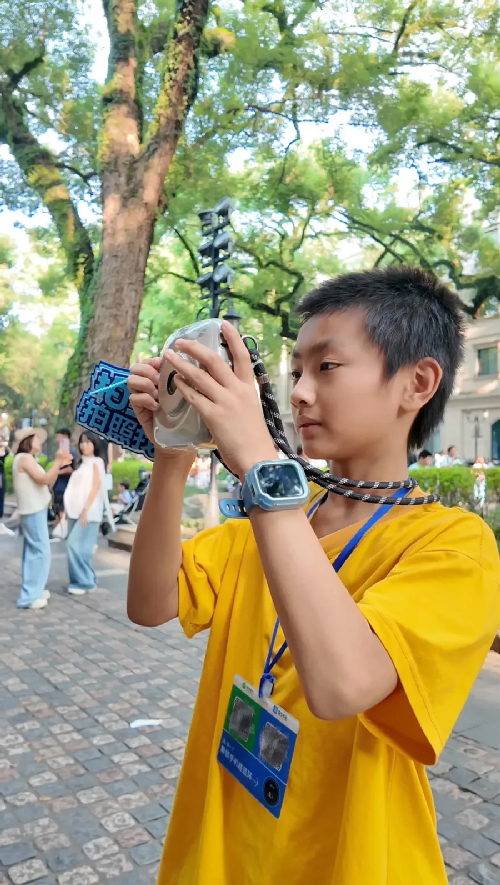 広州の11歳の男の子が観光客の写真撮影で月に約2万8000円稼ぐ