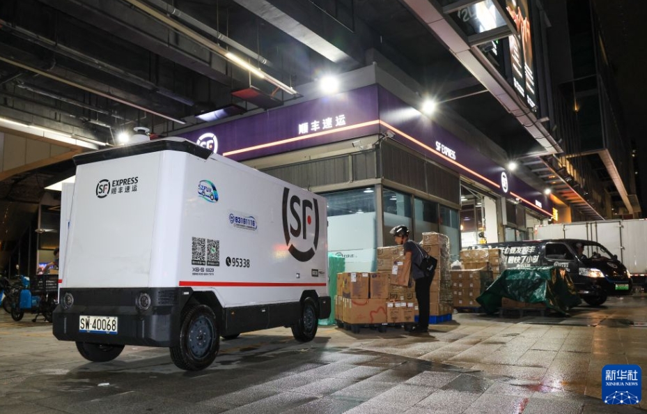 昼夜を問わず街や路地を走行する無人配送車が急成長　広東省深セン