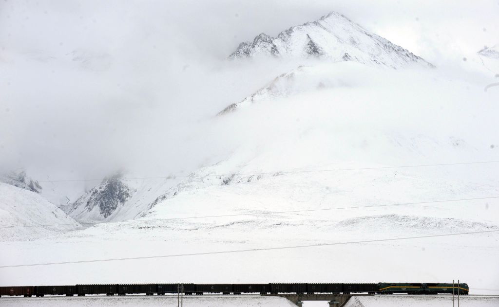 2013年7月9日、崑崙雪山を通過する西蔵方面行きの貨物列車（撮影・侯徳強）。