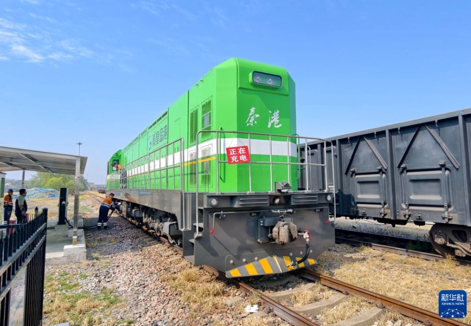 秦皇島港の港区で、新エネルギー機関車に充電する作業員（8月19日撮影・楊世堯）。