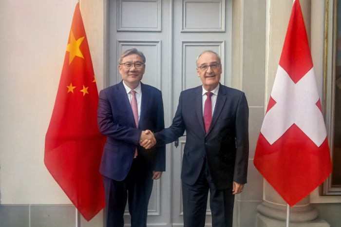 スイスのパルムラン大統領（右）と中国商務部の王文涛部長（左）。