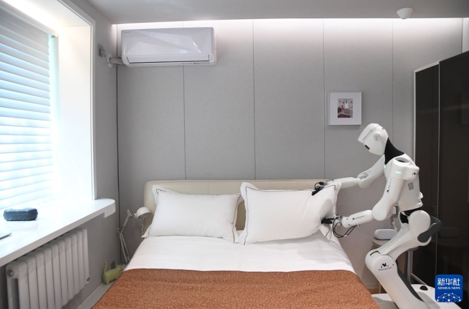 AI原点コミュニティにある実環境ラボで、家を片付けるトレーニングを行うエンボディドAI搭載ロボット（8月17日撮影・任超）。