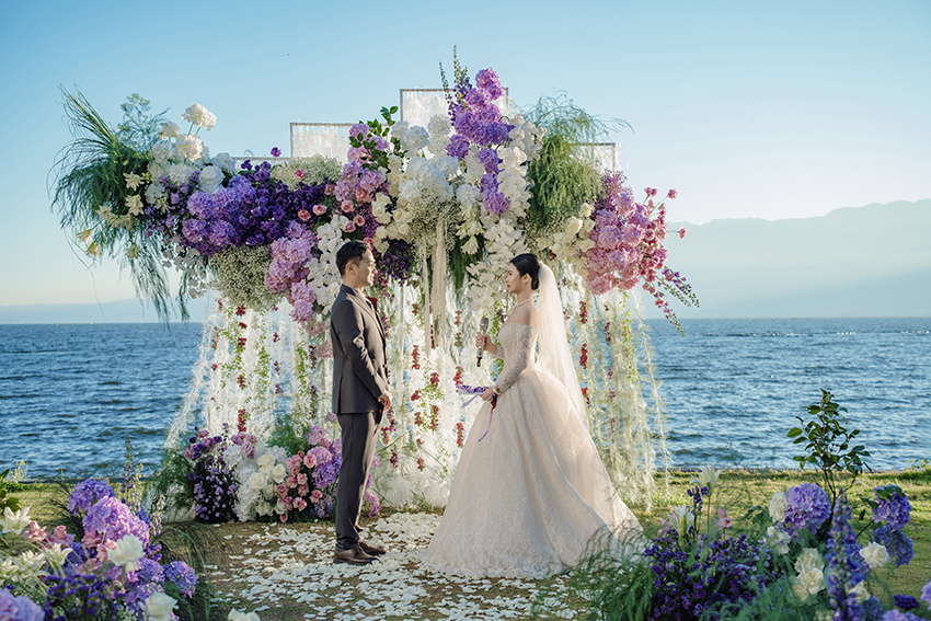 洱海の湖畔で結婚式を挙げるカップル（写真提供・取材対象者）。
