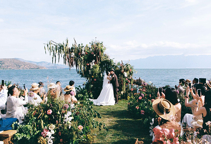 洱海の湖畔で結婚式を挙げるカップル（写真提供・取材対象者）。