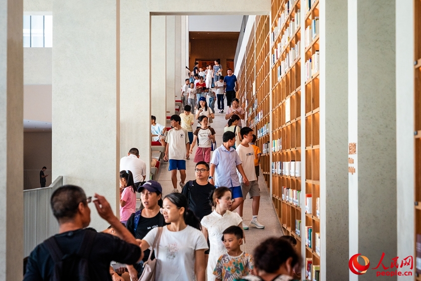 深セン竜華図書館（新館）開館、「林」のテーマ空間に膨大な蔵書　広東省