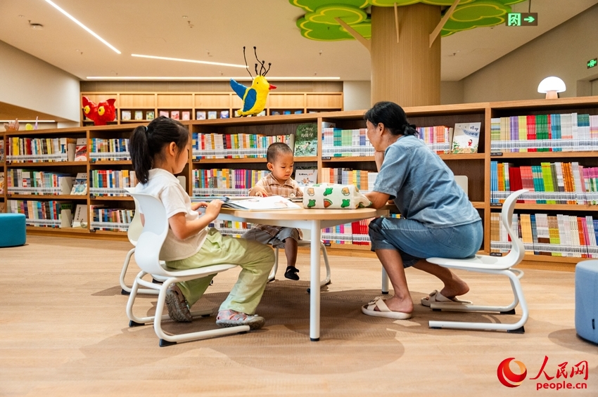 深セン竜華図書館（新館）開館、「林」のテーマ空間に膨大な蔵書　広東省