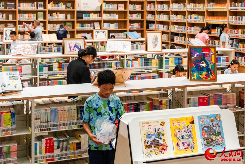 深セン竜華図書館（新館）開館、「林」のテーマ空間に膨大な蔵書　広東省