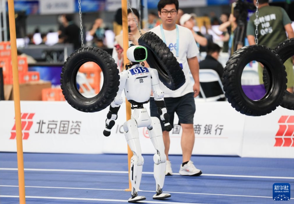 人型ロボット障害物レースで実力を披露　北京