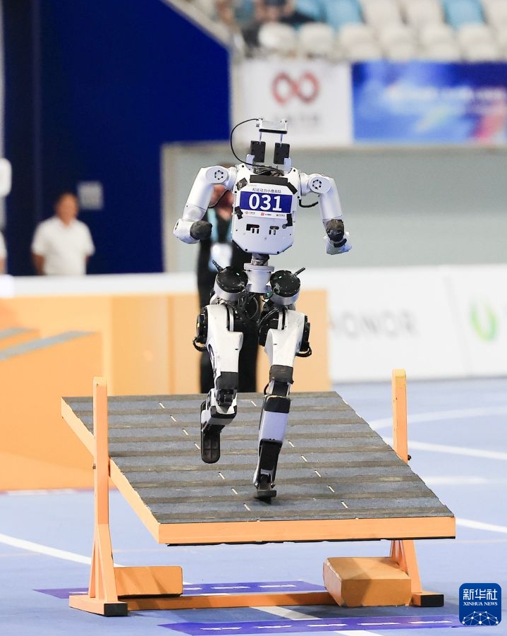 人型ロボット障害物レースで実力を披露 北京