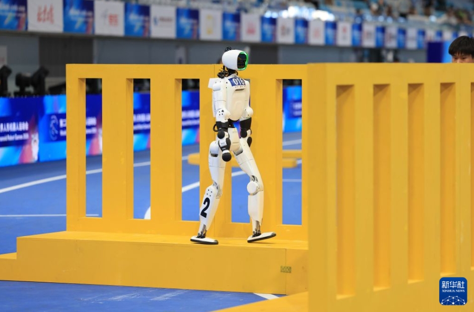 人型ロボット障害物レースで実力を披露 北京