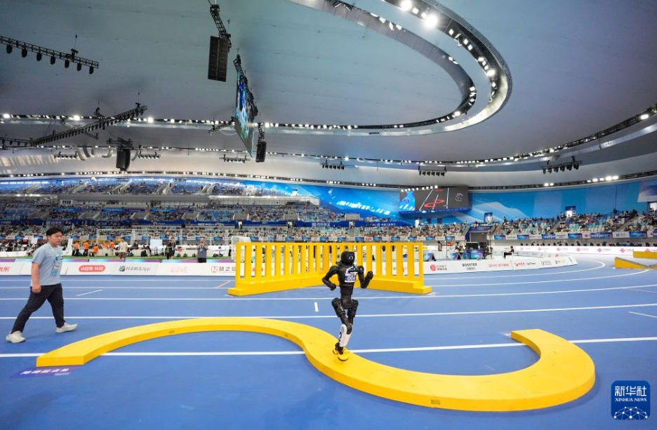 人型ロボット障害物レースで実力を披露 北京