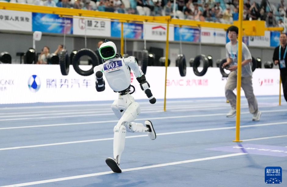人型ロボット障害物レースで実力を披露 北京