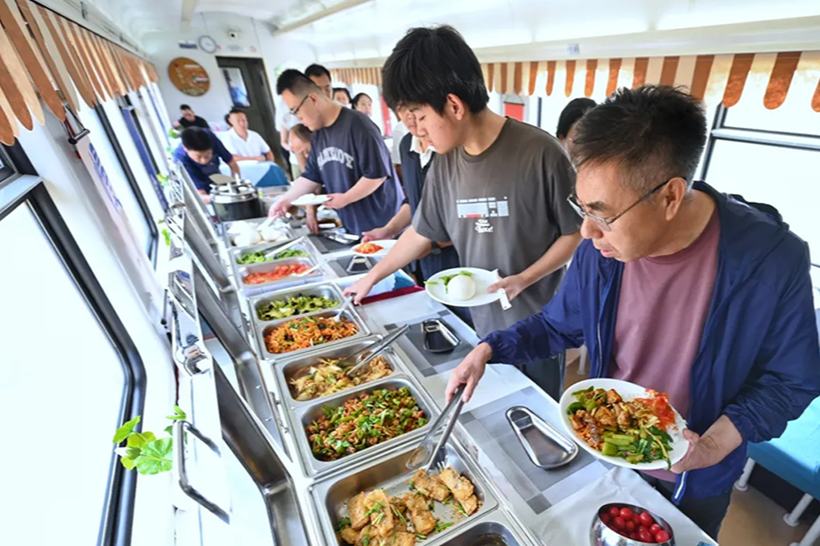 中国で出来立ての料理をバイキング方式で食べられる列車が登場