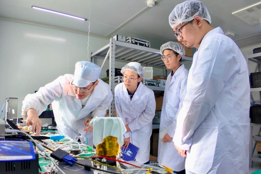 哈爾浜市の複数の生徒が科学教育衛星の開発に参加した。（新華社配信）