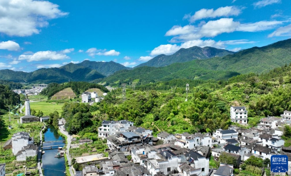 初秋を迎えた歴史ある町並みを写生する人で賑わう江西省の理坑村
