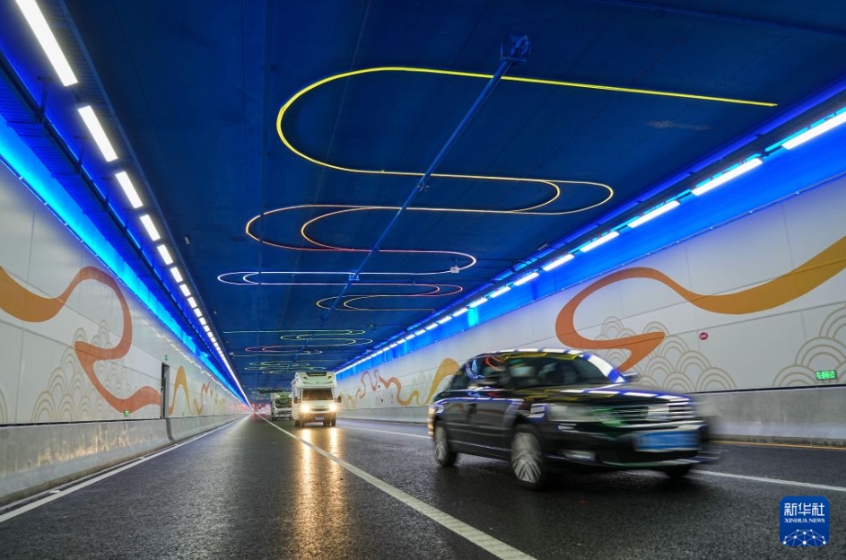 済南市黄崗路黄河横断トンネル内を走行する車両（8月25日撮影・朱崢）。