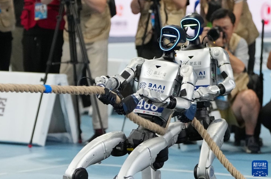 Thorチームの人型ロボットが綱引きの軽量級の試合で対戦する様子（8月25日撮影・鞠煥宗）。