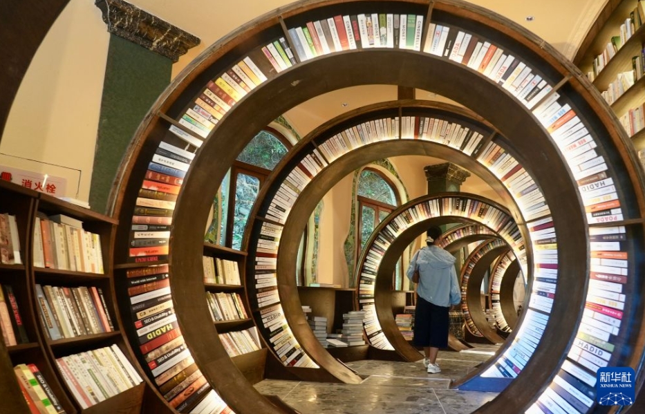 「天坑図書館」を見学する来館者（8月26日撮影・胡晨歓）。