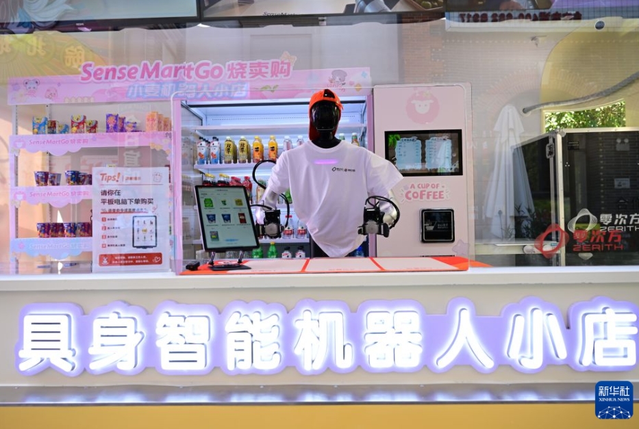合肥市罍街にオープンした「エンボディドAIロボットショップ」（8月26日撮影・周牧）。