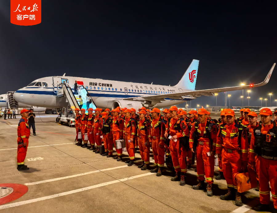 先進的な設備を携え、経験豊富な救助隊員111人がチャーター機で西蔵の被災地へ