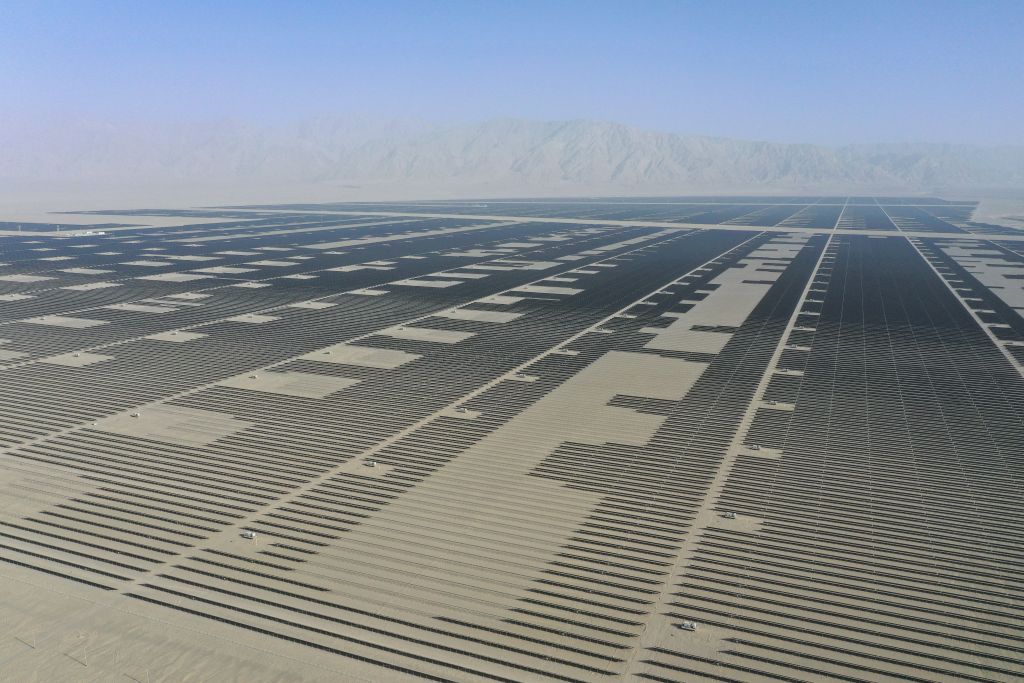 これは2025年6月26日に撮影された中国緑発新疆中緑電若羌400万kW太陽光発電プロジェクト（ドローン撮影）。撮影・丁磊