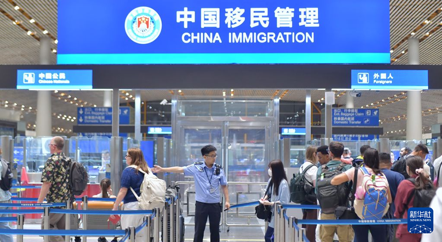 8月26日、首都国際空港から入国する旅客（撮影・李欣）。