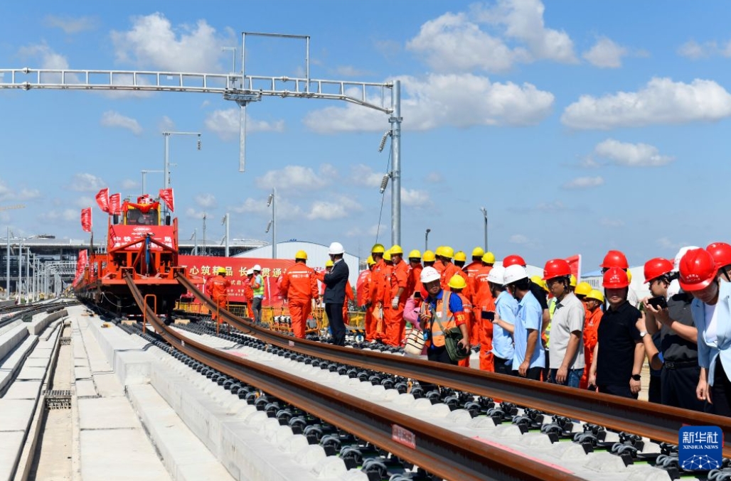 津濰高速鉄道の東営南駅で、ロングレールの敷設作業を行う中鉄二十一局の作業員（9月1日撮影・郭緒雷）。
