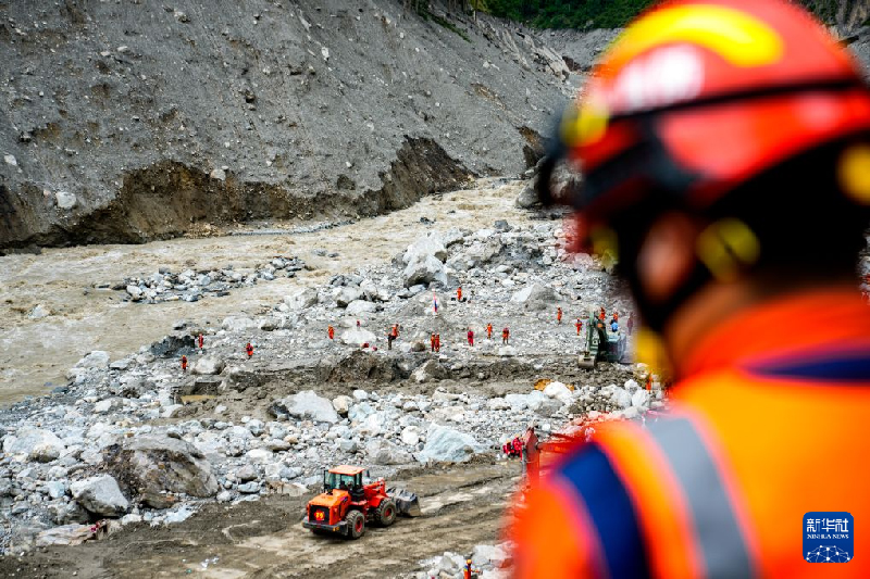 9月2日に撮影した土石流災害の被害の中心地域で展開される捜索活動の様子（撮影・丁增尼達）。