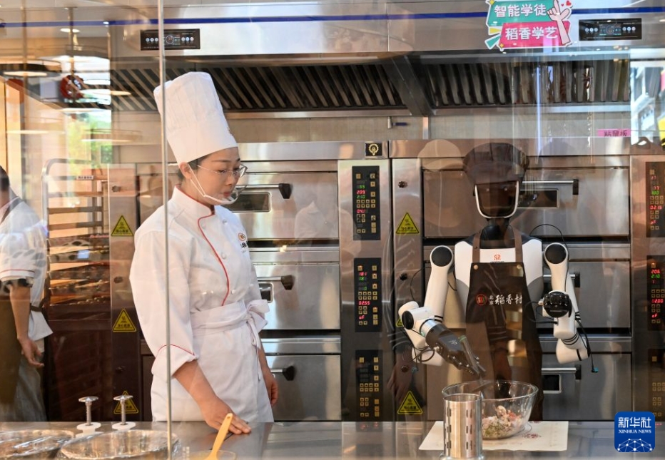 老舗とロボットがコラボし、月餅を制作　北京