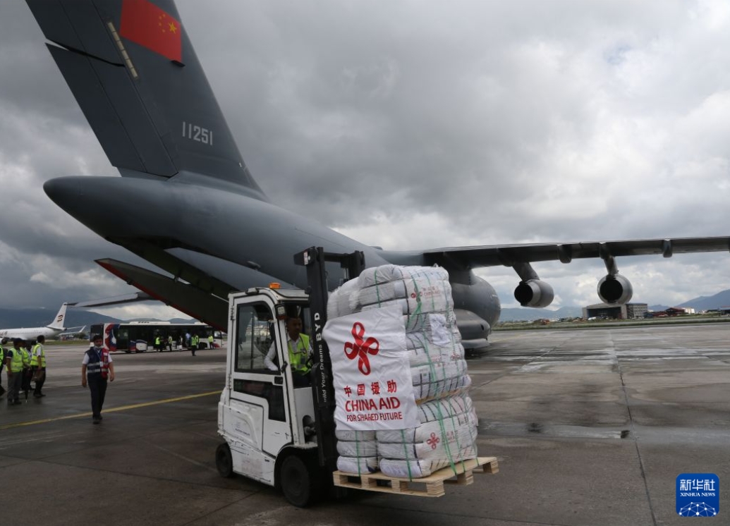 ネパールの首都カトマンズのトリブバン国際空港に到着した、中国からネパールへの緊急支援物資第3陣（9月3日撮影・鄒学冕）。