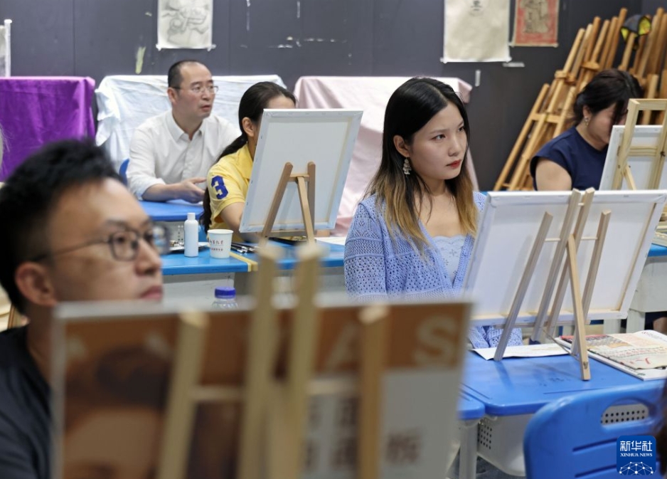 上海市閔行区にある新華専修学校の教学拠点で、風景油絵の講座に参加する市民芸術学校夜間部の受講生（9月7日撮影・劉穎）。