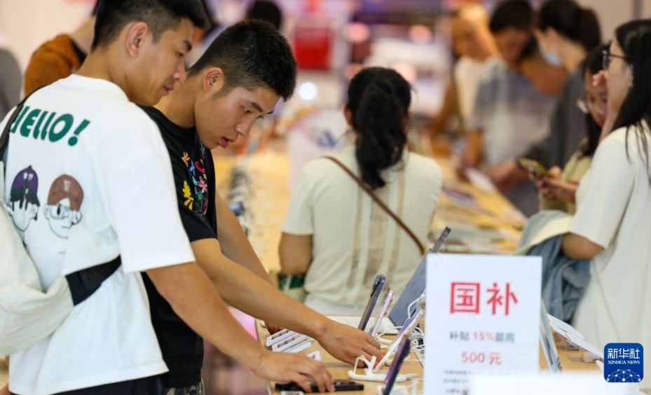 中免集団海口日月広場免税店で、商品を選ぶ買物客（8月29日撮影・楊冠宇）。