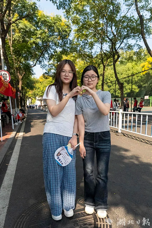この日初めて会ったという同姓同名の三峡大学の新入生「劉欣怡」さん2人（撮影・夏暁君）。