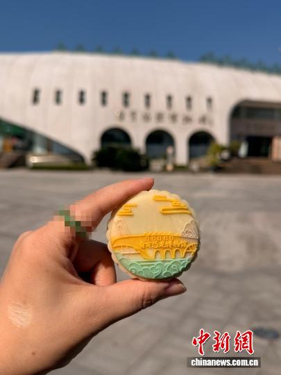 自貢恐竜博物がデザインされた月餅（撮影・崔青）