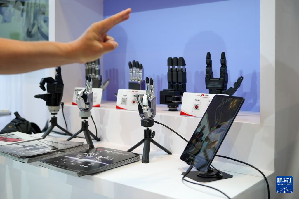 人間の手の動きを模倣するロボットアーム。（撮影・徐宏岩）