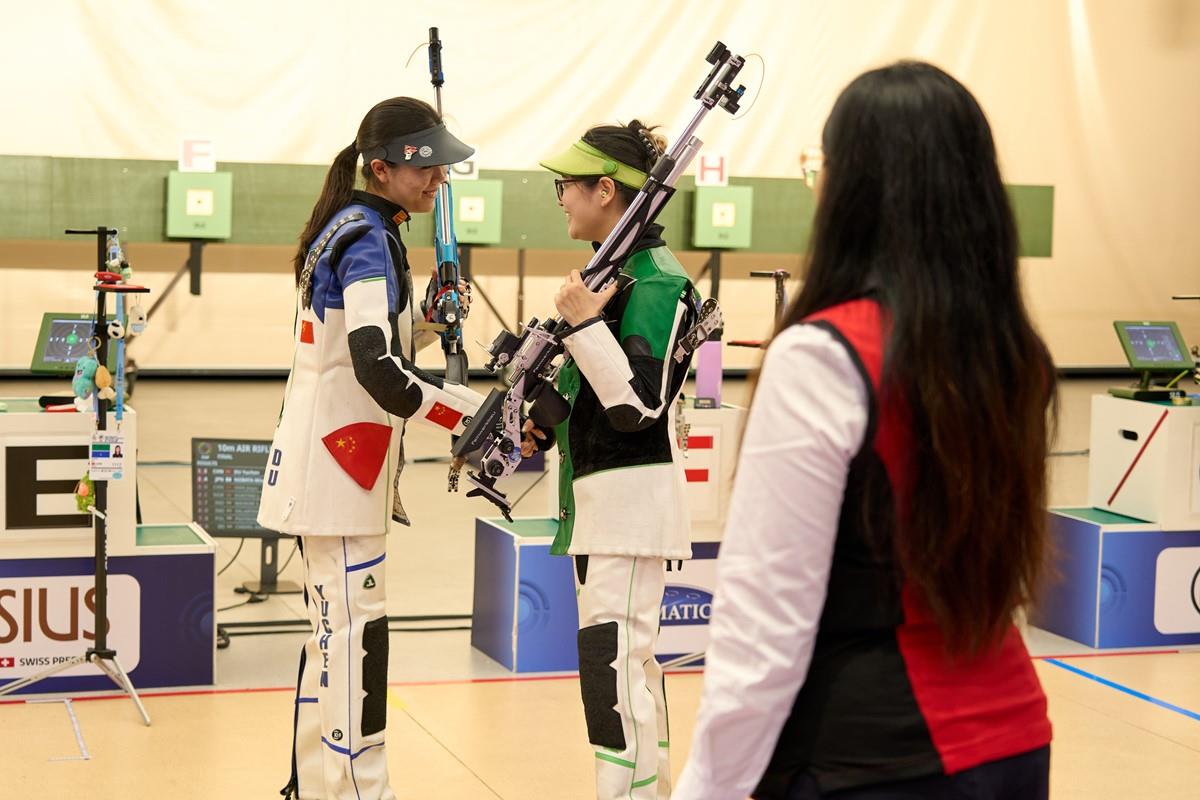 射撃の杜雨宸選手（写真左）。